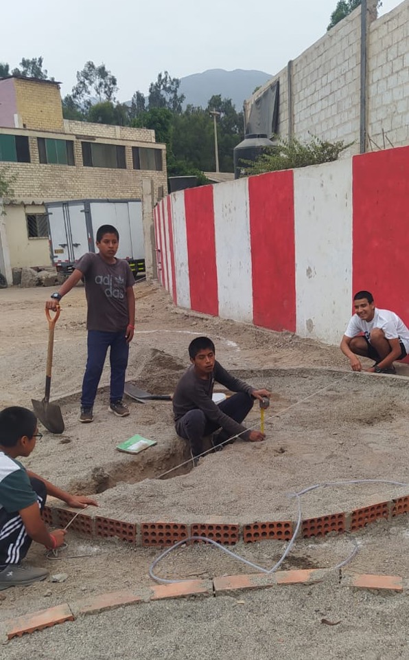 Fig. 3 Nivelación del terreno e instalación de tuberías para el desagüe de piscinas plásticas para el proyecto de acuaponía en la Asociación Hogar CIMA, en Cieneguilla (Lima, Perú).