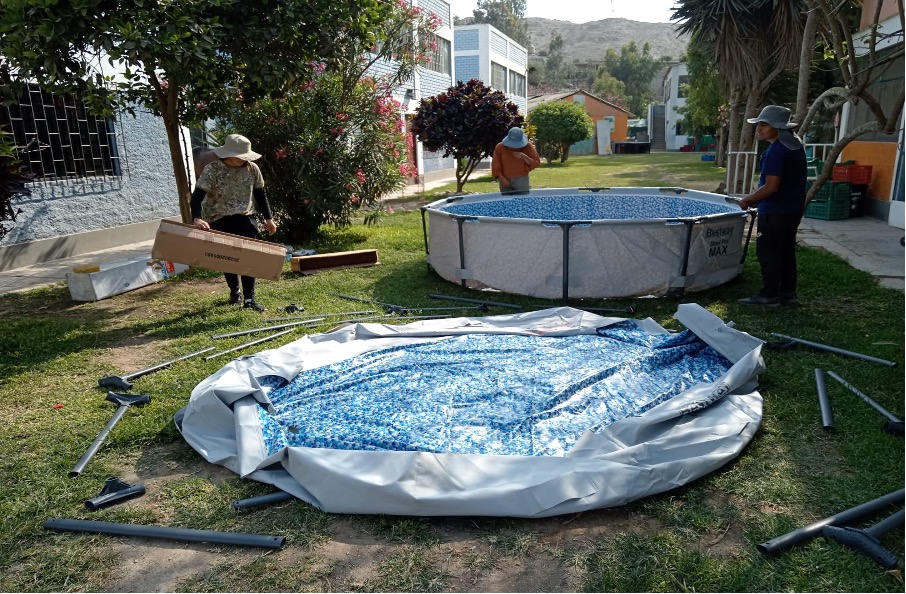 Fig. 4. Armado de tanques (piscinas plásticas) para el cultivo de tilapias en el sistema acuapónico demostrativo de la Asociación Hogar CIMA en Cieneguilla (Lima, Perú). 